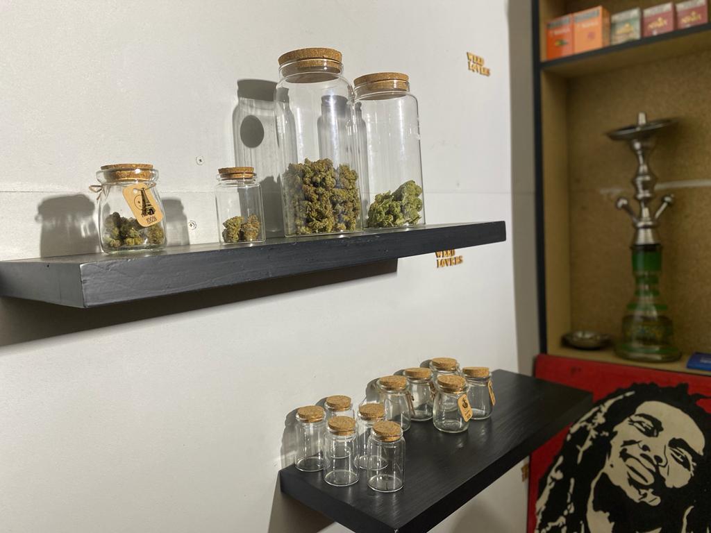 weedloversstore's tweet image. Our Weed Bar is coming along nicely...👌🏾🍃😍