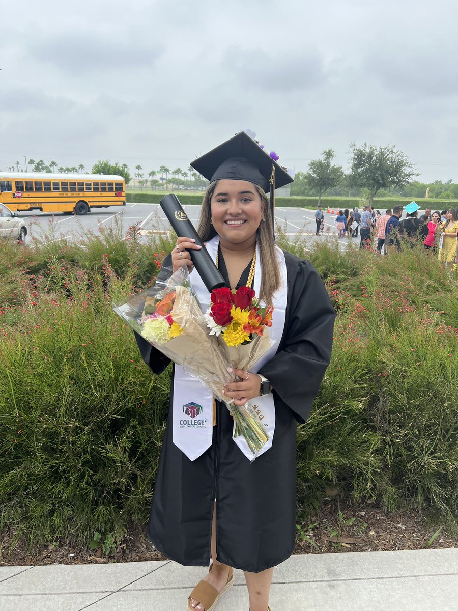 NorthRaiderSB_'s tweet photo. Congratulations to these 3 lovely young ladies for graduating from STC today! 💐🎉👩🏻‍🎓 way to represent Lady Raider a softball today! 💕 @North_Raiders_A @PSJANORTHECHS @PSJAAthletics https://t.co/Wmvq2YD0Pn