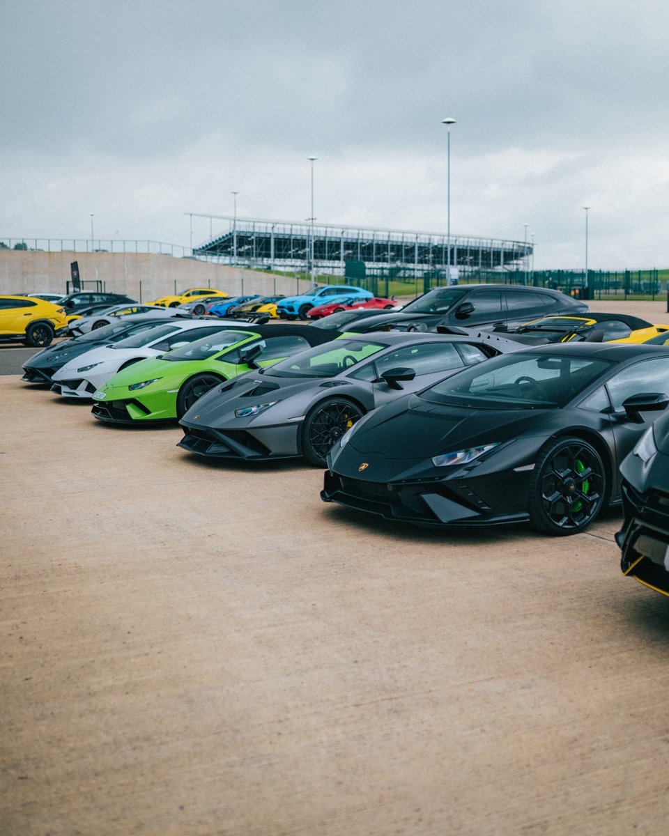 LamborghiniTW's tweet photo. Seeing 382 lamborghini's line up on Silverstone Circuit last Saturday is a memory that we will never forget! What an achievement 🔥
#Lamborghini #LamborghiniDay #DrivingHumansbeyond https://t.co/FRDQAngq2u