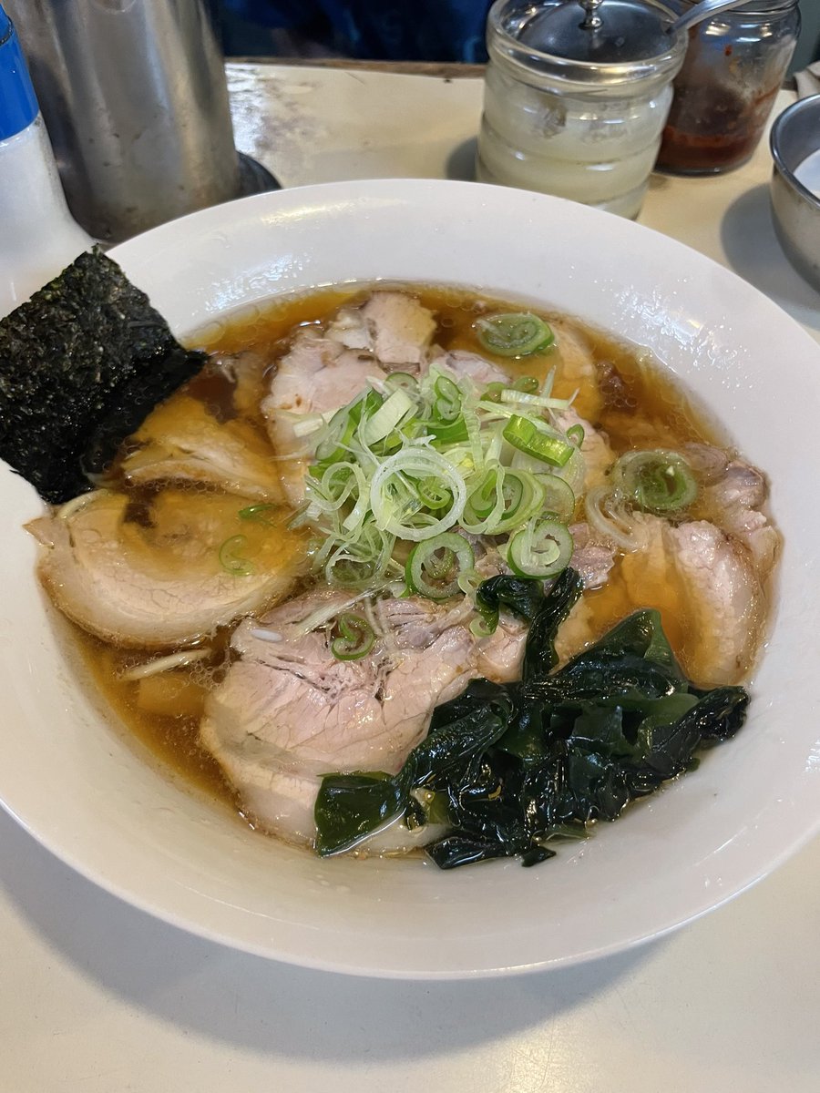2003325Y's tweet photo. 鹿島田 トットちゃん
かなり美味い
スープは熱々 うまっ！ってなる1口目
セントラル方式の嘘家系より何倍も
ほんとにそのまま昭和を持ってきすぎてこれを大阪万博で展示物として昭和中華麺屋で出せる https://t.co/Sr0RYbkshh