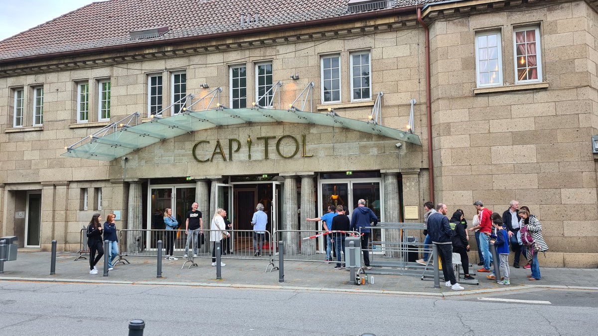 spec_Q's tweet photo. Gleich geht's rein zu dem #Sportis 🎶🎸🎵 ##Capitol https://t.co/BvwhEdfrmi