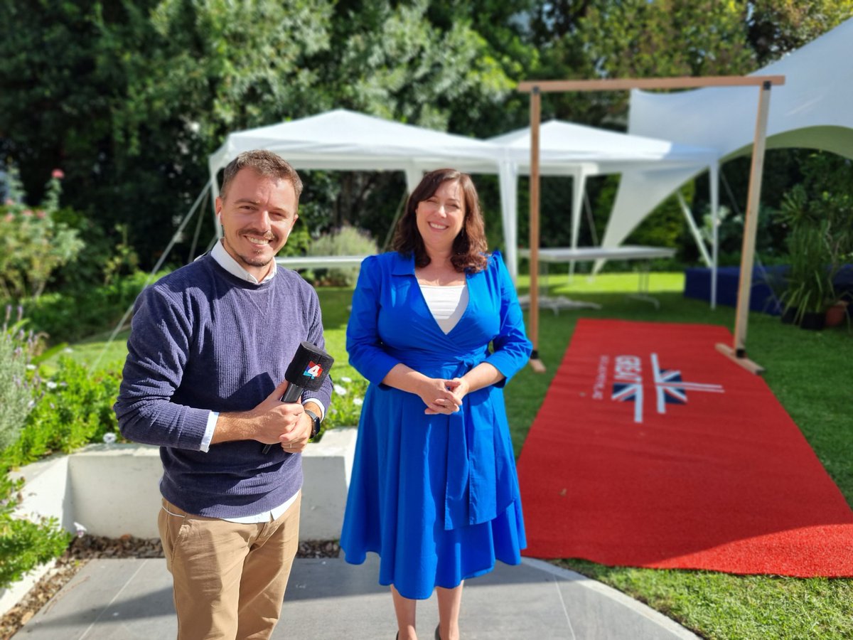 ¡Mucho interés por saber más sobre la #Coronacion del Rey Charles III y nuestra celebración mañana!

Ahora la embajadora @FayeOConnorFCDO habla con <a href="/maxipenaok/">Maxi Peña</a> para <a href="/TelenocheUy/">Telenoche</a> sobre este evento histórico 👑

Prendé la 📺!

#Coronation