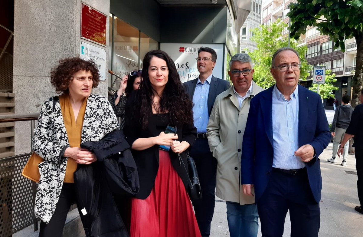 XSanchezBugallo's tweet photo. 🎁💐O meu agradecemento ao comercio local e ás asociacións de comerciantes pola súa contribución á construción dunha cidade máis humana. Tiven a ocasión de comprobalo, xunto a outros membros da Corporación, no percorrido que realizamos con motivo de #Prima23. 💐 (Fío) https://t.co/hY6KSanvKi