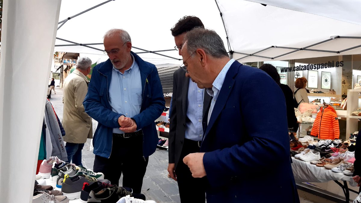 XSanchezBugallo's tweet photo. 🎁💐O meu agradecemento ao comercio local e ás asociacións de comerciantes pola súa contribución á construción dunha cidade máis humana. Tiven a ocasión de comprobalo, xunto a outros membros da Corporación, no percorrido que realizamos con motivo de #Prima23. 💐 (Fío) https://t.co/hY6KSanvKi