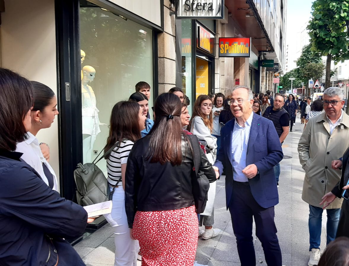 XSanchezBugallo's tweet photo. 🎁💐O meu agradecemento ao comercio local e ás asociacións de comerciantes pola súa contribución á construción dunha cidade máis humana. Tiven a ocasión de comprobalo, xunto a outros membros da Corporación, no percorrido que realizamos con motivo de #Prima23. 💐 (Fío) https://t.co/hY6KSanvKi