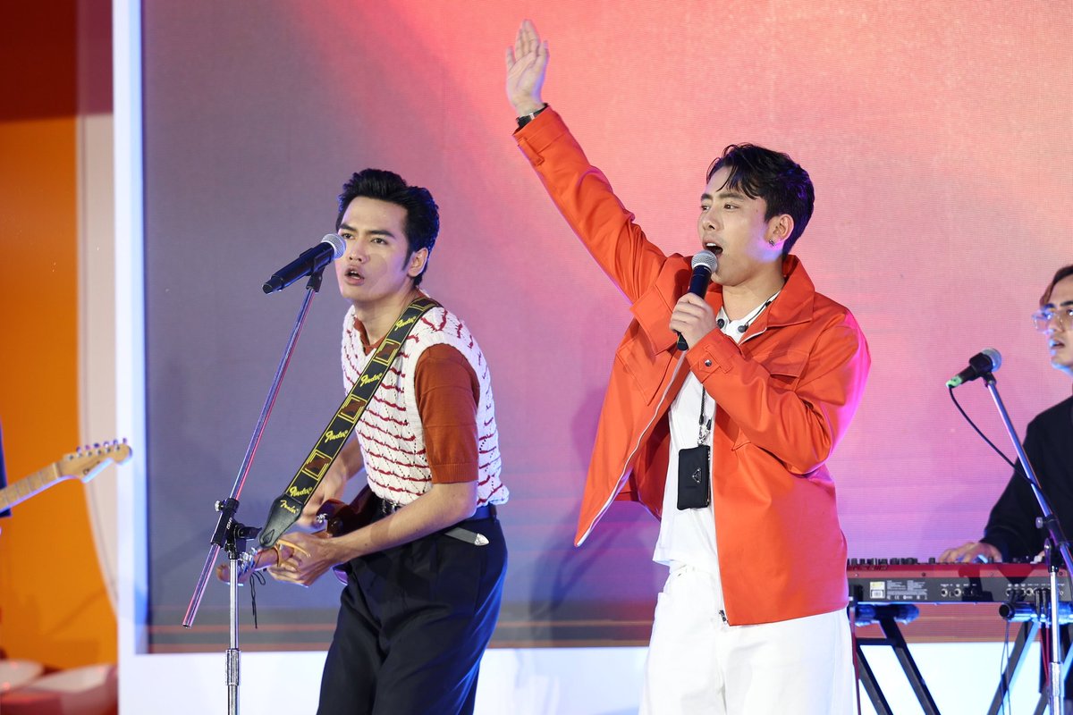 NGnewsgen's tweet photo. “ดีโด้ อัพลุคใหม่ สดชื่น…สะใจ ม่วนๆ” นำทัพ “โจอี้ ภูวศิษฐ์” และ “เบิ้ล ปทุมราช” ฟีเจอริ่งข้ามค่าย นั่งแท่นพรีเซนเตอร์เป็นครั้งแรก!! 🔗 https://t.co/72XQmHrr5A😊

#ดีโด้ #Deedo #โจอี้ภูวศิษฐ์ #เบิ้ลปทุมราช https://t.co/09QV3KL4Qq