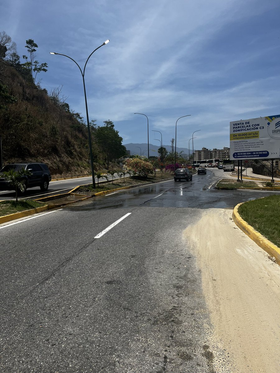 Radelita's tweet photo. Atención @HidroCapital2 @hidrocapital3 hay un enorme bote de agua que tiene 7 meses, sin que nadie se ocupe, da dolor cómo se pierde el agua a diario, Av Luis de Camoens en @RRIISucre , #caracas , frente al Xpress en Macaracuay,por  favor atender esta emergencia @infomacaracuay https://t.co/PBAcUuWy4Z