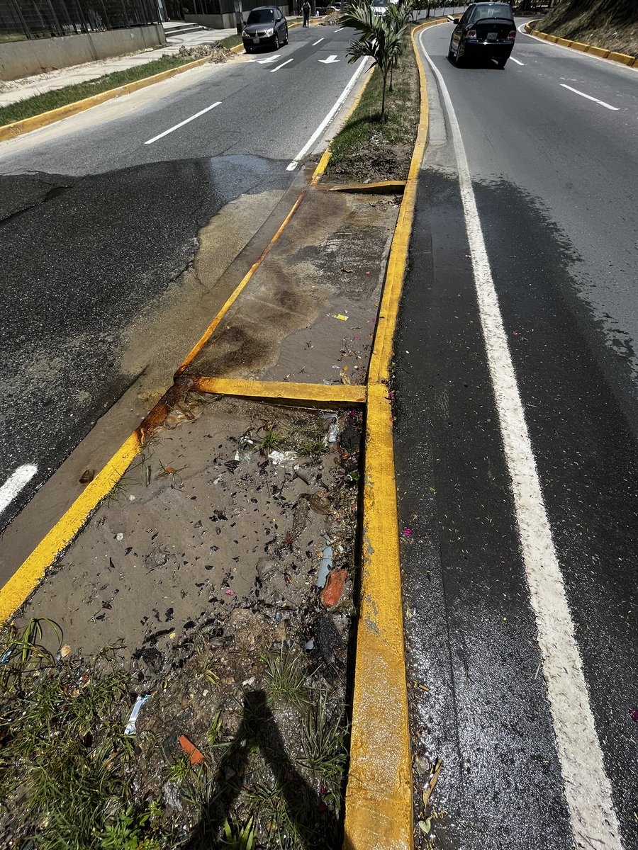 Radelita's tweet photo. Atención @HidroCapital2 @hidrocapital3 hay un enorme bote de agua que tiene 7 meses, sin que nadie se ocupe, da dolor cómo se pierde el agua a diario, Av Luis de Camoens en @RRIISucre , #caracas , frente al Xpress en Macaracuay,por  favor atender esta emergencia @infomacaracuay https://t.co/PBAcUuWy4Z