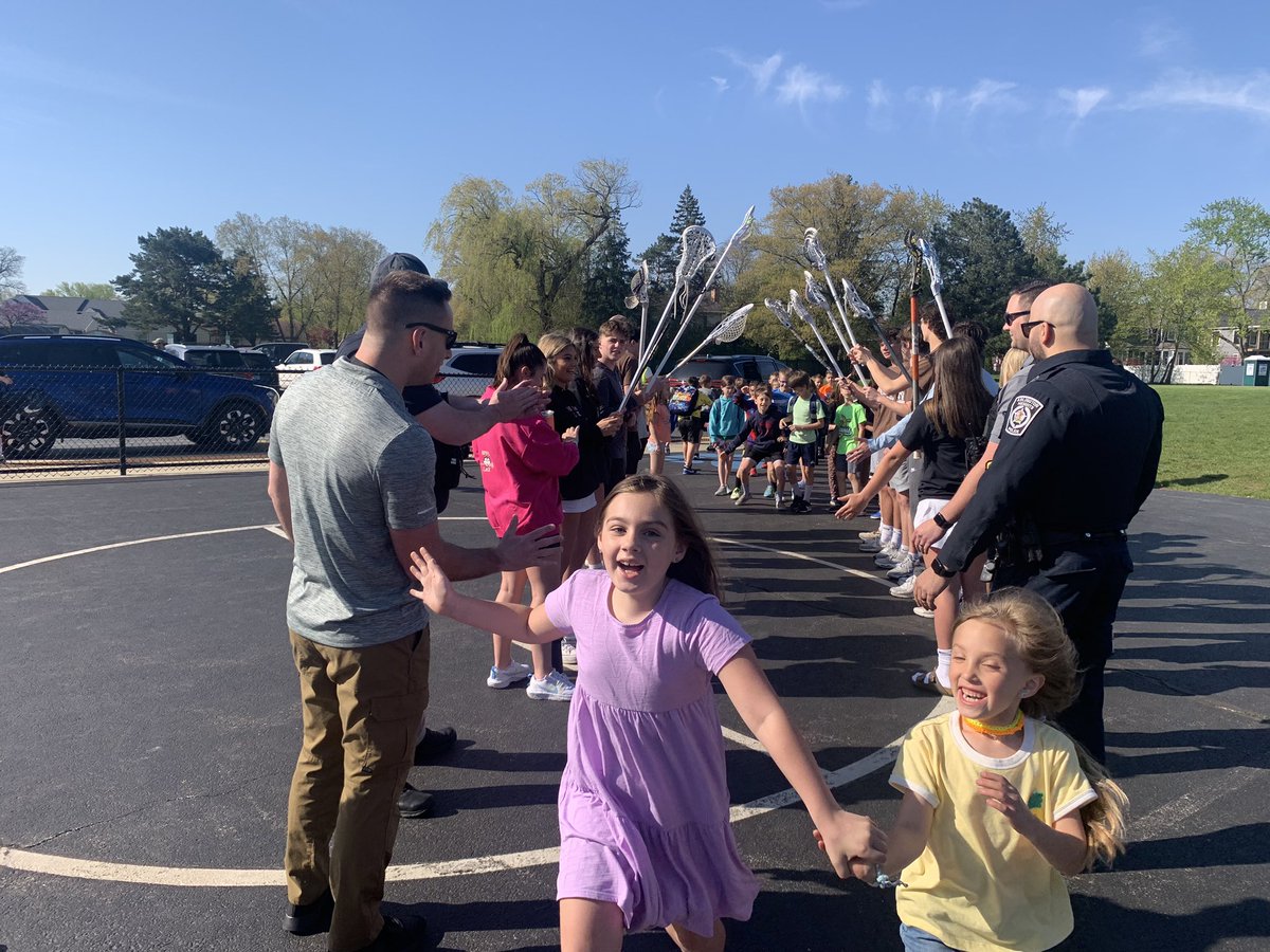 Thank you to <a href="/ArlHtsPOLICE/">A.H.P.D.</a> <a href="/hersey_girlslax/">Hersey Girls Lacrosse</a>  and <a href="/HerseyLax/">Huskies Lacrosse</a> for a fun High Five Friday on this beautiful day! Our <a href="/AHSD25Patton/">Patton Elementary</a> Panthers loved starting our day with you!