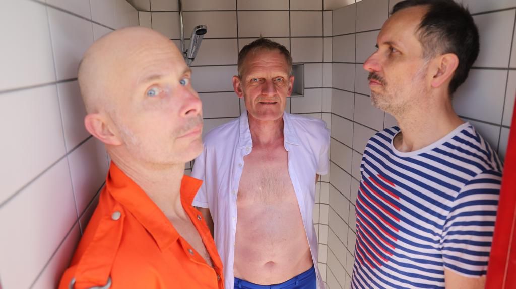 IkarusRecords's tweet photo. Wir heissen MORSCH Willkommen, die am 9.6. ihr 1. Album „Kein Zurück“ bei uns veröffentlichen!
Gabriel Gmür: Schlagwerk, Roland CR8000, Gesang;  Andreas Penkov: Bass, Gesang; Frank Will: Tasten, Sax, Gesang (Gründungsmitglied der Hamburger Band @Die_Sterne)

Foto: Filippo Binotto https://t.co/KnnqhO5Mjg
