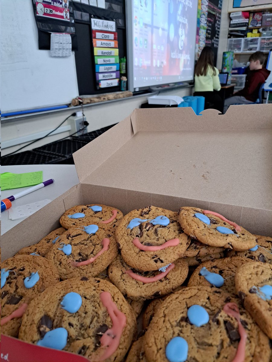 MrsPatstone's tweet photo. Smile cookies for the 3/4s to end Friday on a sweet note 🍪 

#DAHS_avrce #AVRCE_NS https://t.co/5MoCIy0EV0