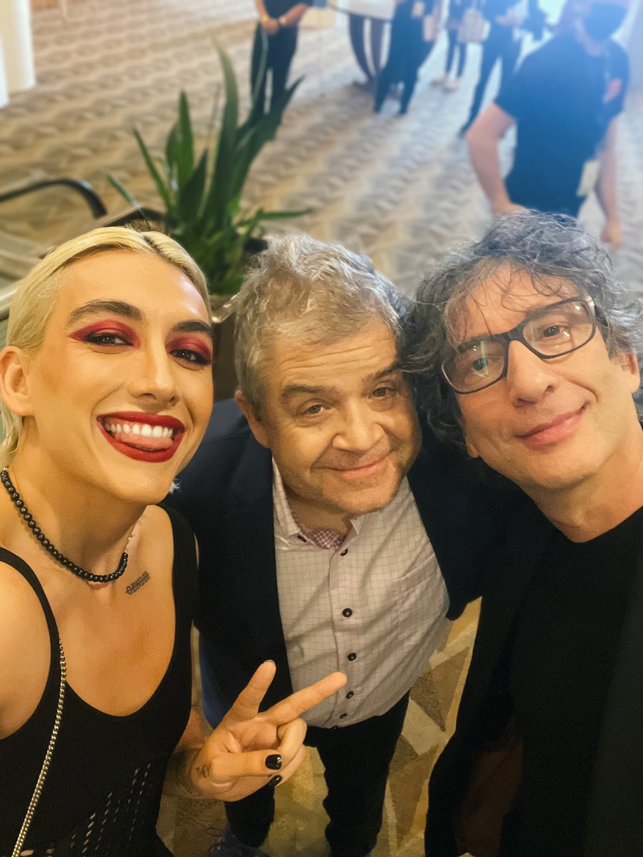 Pictured here (for no reason in particular) with two writer friends I deeply admire and adore. Thank you for all the words that have come spilling out of those noggins. 🖤 @pattonoswalt @neilhimself