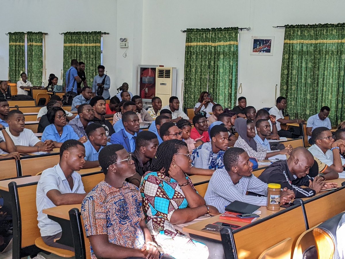 SadateIssifou's tweet photo. Rencontre d'échange entre le célèbre entrepreneur africain @zezestan et les étudiants de @UniveLomeTg à l'Auditorium Confucius. Une session en prélude à la deuxième édition de l'événement @MeetUpTogo.
1/2
#Togo #MeetUpTogo https://t.co/czu9vCIRsk