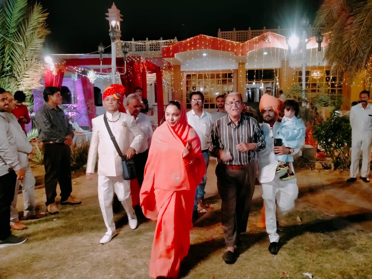 MeghwalAnjana's tweet photo. #congratulations
श्री भंवरलाल जी गर्ग के सुपुत्र डॉ. अशोक गर्ग की शादी समारोह के मांगलिक कार्यक्रम में सम्मिलित होकर बधाई एवं शुभकामनाएं प्रेषित की।
#Jaisalmer #Wadding https://t.co/Cp3WQSJQKk
