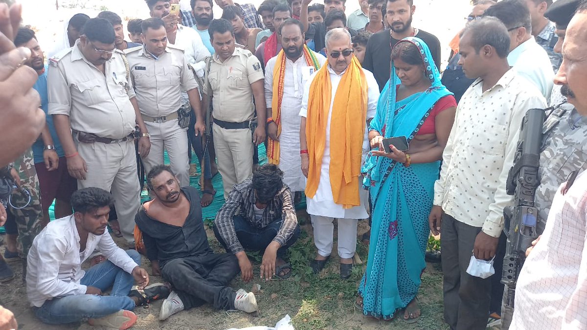 BJP4Bihar's tweet photo. माननीय सांसद @SushilSinghMP सासाराम से औरंगाबाद लौट रहे थे, तब ही डेहरी सोन पुल पर एक महिला सरिता गुप्ता जी रोती हुई दिखी।

उन्होंने रोने का कारण पूछा तो महिला ने दिन दहाड़े ही चैन लूट का मामला बताया और भागते हुए अपराधियों को दिखाया।

+ https://t.co/Zj8BWA8g3m