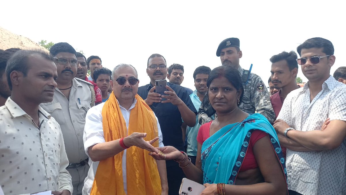 BJP4Bihar's tweet photo. माननीय सांसद @SushilSinghMP सासाराम से औरंगाबाद लौट रहे थे, तब ही डेहरी सोन पुल पर एक महिला सरिता गुप्ता जी रोती हुई दिखी।

उन्होंने रोने का कारण पूछा तो महिला ने दिन दहाड़े ही चैन लूट का मामला बताया और भागते हुए अपराधियों को दिखाया।

+ https://t.co/Zj8BWA8g3m