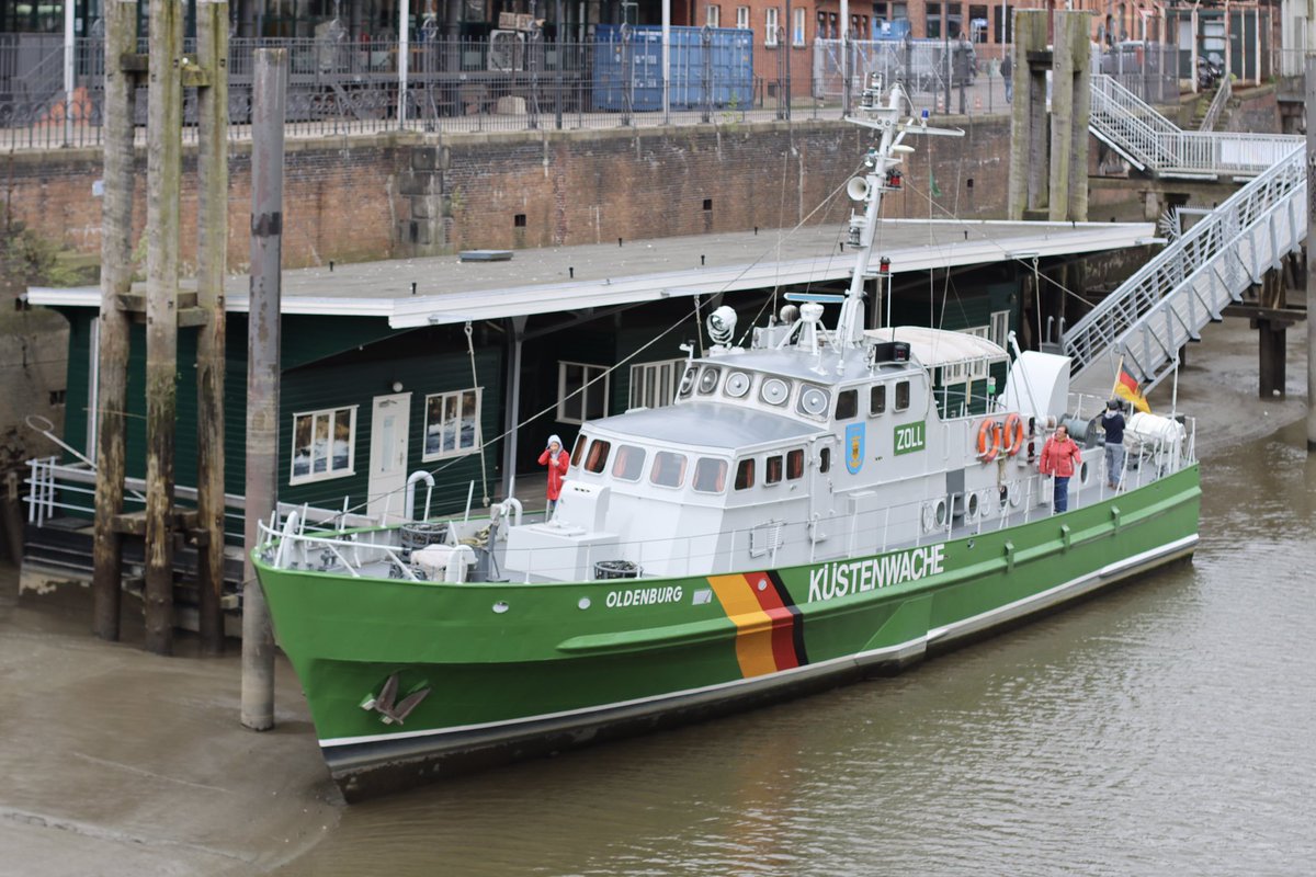 RickyGTS's tweet photo. Immer eine Handbreit Wasser unter dem Kiel … gilt nicht unbedingt für #Museumsschiffe 😉 #Zollboot OLDENBURG heute am Deutschen #Zoll’museum in #Hamburg 📸 https://t.co/dMlNApdV5W