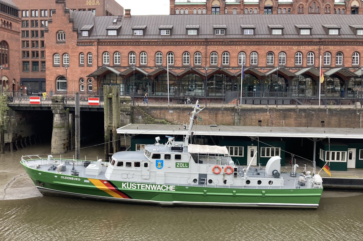 RickyGTS's tweet photo. Immer eine Handbreit Wasser unter dem Kiel … gilt nicht unbedingt für #Museumsschiffe 😉 #Zollboot OLDENBURG heute am Deutschen #Zoll’museum in #Hamburg 📸 https://t.co/dMlNApdV5W