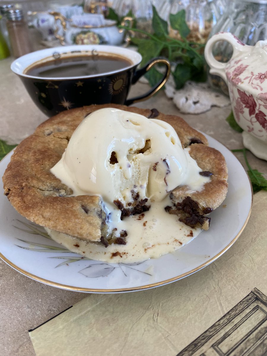 Amistades, en Felícitas Café estaremos vendiendo este delicioso postre 🤤 en colaboración con las Galletitas de la <a href="/SofiaErro/">Sofia Erro</a> y la nieve de la Nevería del Noroeste. ¡Vean ESTOOO! 
📍Blvd. Hidalgo #60 
🕑Martes a Domingo
☕️Abierto de 9am a 9pm