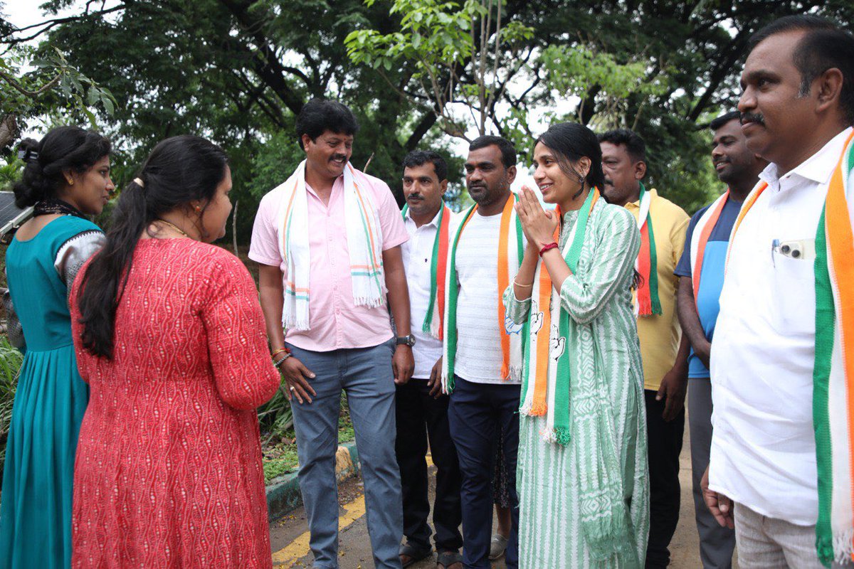 KusumaH_INC's tweet photo. ಮೋಡವಿಲ್ಲದಿದ್ದರೂ ಉತ್ತು ಬಿತ್ತಿ
ಭರ್ಜರಿ ಬೆಳೆ ತೆಗೆವೆನೆಂಬ ರೈತನಿಗೆ
ಮಳೆ ಬಂದೇ ಬರುವುದೆಂಬ ಭರವಸೆ.

ರಾಜರಾಜೇಶ್ವರಿನಗರ ಕ್ಷೇತ್ರದ ಜನತೆ ಉತ್ತಮ ಆಡಳಿತಕ್ಕಾಗಿ "ಶುದ್ದಹಸ್ತ"ದೊಂದಿಗೆ ಕೈಜೋಡಿಸುವರೆಂಬುದು ನಮ್ಮ ವಿಶ್ವಾಸ.

#Rrnagar 
#nimmakusuma https://t.co/KKVwRmJp2e
