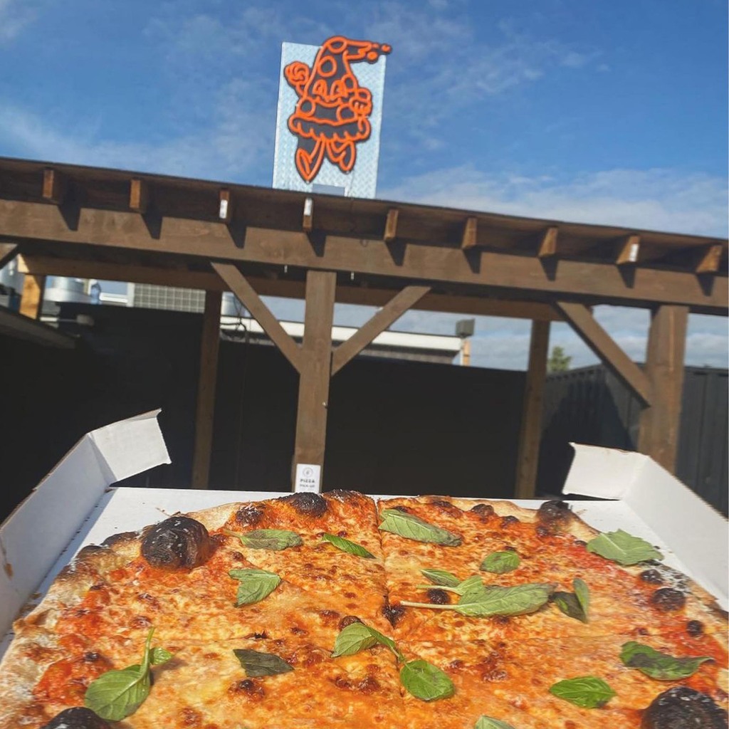 Outdoor neon signs are also great to have for more people will take notice of your shop! Order a good taste of pizza to enjoy the weekend with @backofhousepizza! Thank you so much! Want to have a custom neon sign? Go visit the link in our bio! 

#neon #n… instagr.am/p/Cr3npusuKD0/