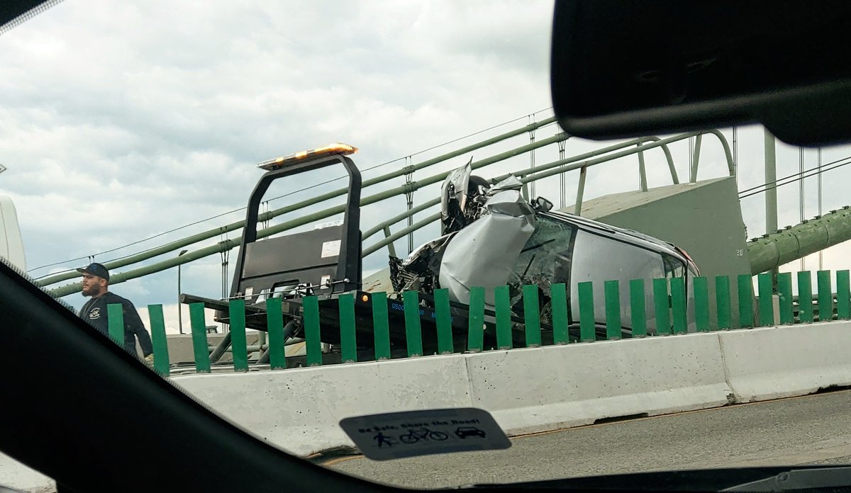 rdotis's tweet photo. @demembridge @DelawareDOT @NewJerseyDOT @NJTurnpike Car on flat bed tow truck. Bridge staff opening north bound temp lane barrier to remove stuck traffic. https://t.co/m2QCiQhDK9