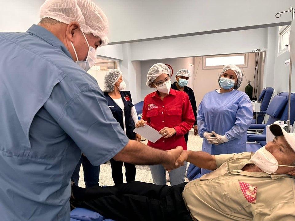 Somosivss's tweet photo. #Hoy | Ministra de salud y presidenta del IVSS, @MagaGutierrezV , realizó visita a los pacientes oncológicos de la Clínica Popular San Fernando, ubicada en el estado #Apure 

#JuntosPorCadaLatido 
@NicolasMaduro 
@MinTrabajoVE https://t.co/BPB7soS8YL