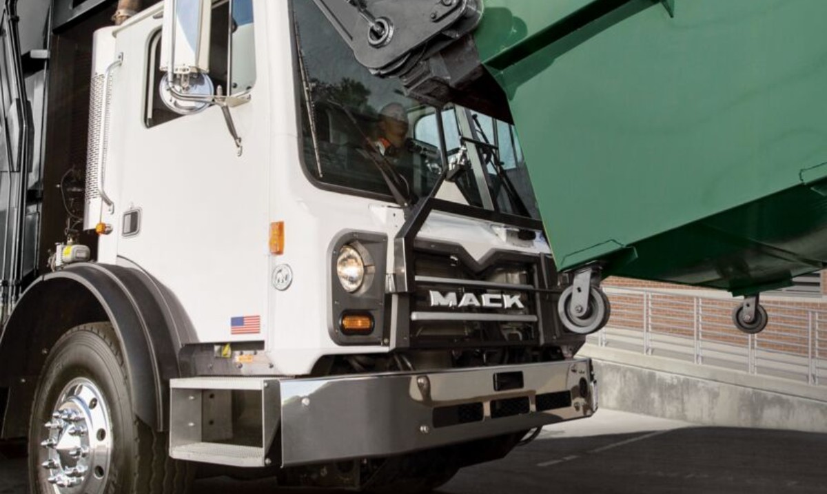 MackTrucks's tweet photo. Did you know...? #MackFacts
The #MackTerraPro is the perfect workhorse for waste management! It can collect garbage, recycling, and debris in residential and commercial areas with ease. Plus, it has high ground clearance, making it a breeze to move in and out of landfills.
#MackTrucks