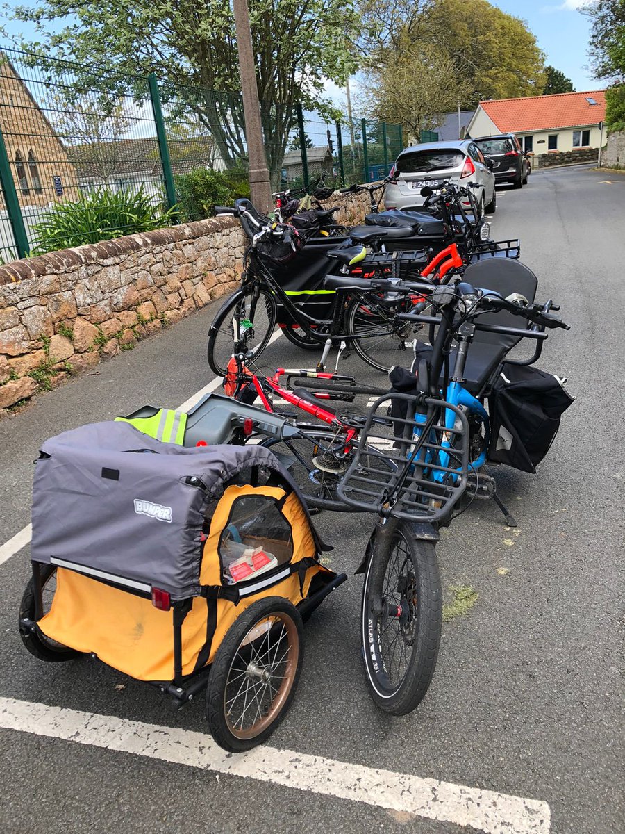 Wishing everyone a very happy and healthy long weekend as Guernsey celebrates both Liberation Day and the Coronation 🇬🇬 👑 

Here’s one of two completely full cycle parks outside castel school at their Coronation picnic earlier today! 🚲 🎉 #ActiveTravel