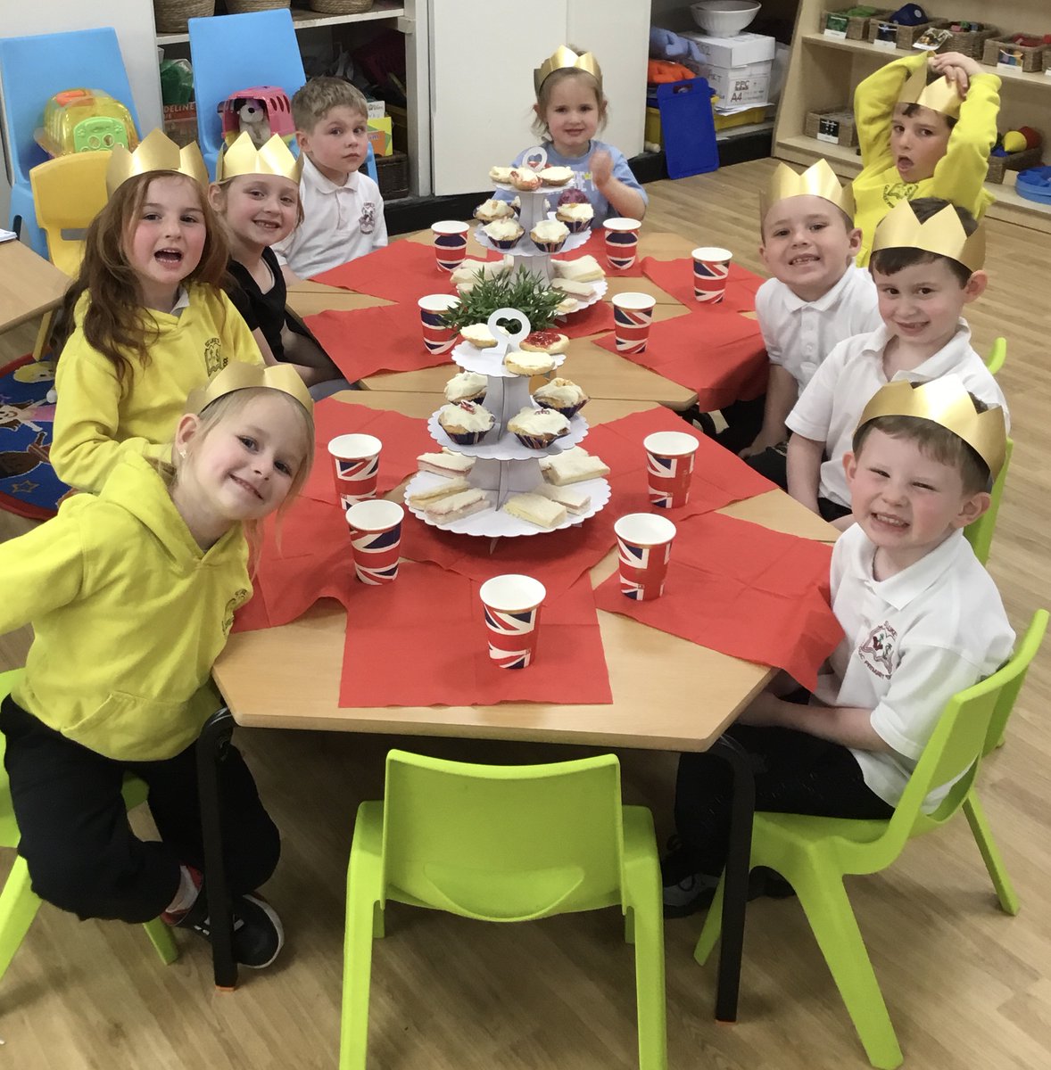 FS2StLukesFrod's tweet photo. A tea party fit for a king! 👑After making cakes, scones and sandwiches together, we thoroughly enjoyed our Coronation tea party this afternoon 🇬🇧🥪🧁 https://t.co/rGxso5lj2u