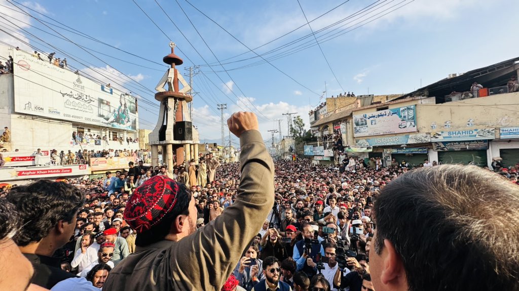 ManzoorPashteen's tweet photo. اپنی سرزمین پر مزید ڈالری جنگوں کے لئے ہم کسی بھی صورت تیار نہیں ہیں۔
اپنے لوگوں کے ساتھ کھڑے ہو کر بھرپور مزاحمت کرینگے۔
کوئی ہیلے بہانے اور ڈرامے نہیں چلینگے، ریاستی ڈالری پالیسیاں مزید بس۔
آج سوات کانجو چوک تحصیل کبل میں ایک عظیم الشان اور تاریخی اولسی پاڅون. https://t.co/JHWH9BUeSg