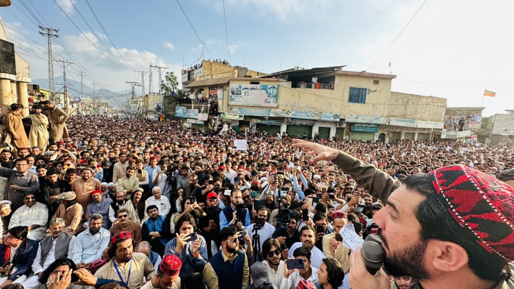 ManzoorPashteen's tweet photo. اپنی سرزمین پر مزید ڈالری جنگوں کے لئے ہم کسی بھی صورت تیار نہیں ہیں۔
اپنے لوگوں کے ساتھ کھڑے ہو کر بھرپور مزاحمت کرینگے۔
کوئی ہیلے بہانے اور ڈرامے نہیں چلینگے، ریاستی ڈالری پالیسیاں مزید بس۔
آج سوات کانجو چوک تحصیل کبل میں ایک عظیم الشان اور تاریخی اولسی پاڅون. https://t.co/JHWH9BUeSg