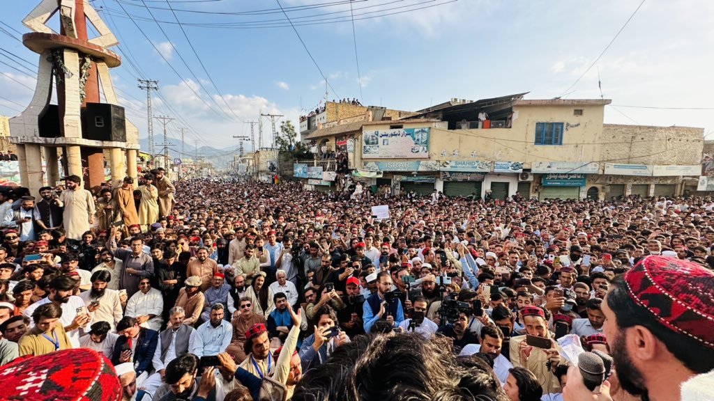 ManzoorPashteen's tweet photo. اپنی سرزمین پر مزید ڈالری جنگوں کے لئے ہم کسی بھی صورت تیار نہیں ہیں۔
اپنے لوگوں کے ساتھ کھڑے ہو کر بھرپور مزاحمت کرینگے۔
کوئی ہیلے بہانے اور ڈرامے نہیں چلینگے، ریاستی ڈالری پالیسیاں مزید بس۔
آج سوات کانجو چوک تحصیل کبل میں ایک عظیم الشان اور تاریخی اولسی پاڅون. https://t.co/JHWH9BUeSg