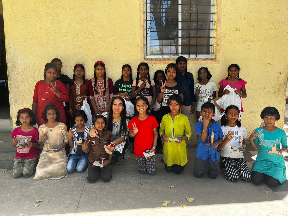 indianrootsIRF's tweet photo. Science Kit distribution at Pune.

#science #sciencekits #sciencefacts #kids #children https://t.co/mHYquJxDCN