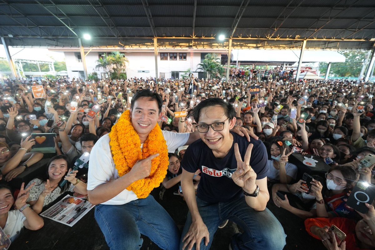 MFPThai's tweet photo. ขออภัยคนสมุทรปราการ ปราการการเมืองเก่าของคุณแตกแล้ว คลื่นสีส้มแห่งความหวังกำลังจะมา พร้อมเปลี่ยนสมุทรปราการยกจังหวัด เปลี่ยนการเมืองแบบเก่า ให้กลายเป็นการเมืองแห่งความหวังและความเปลี่ยนแปลง

ไม่ใช่แค่สมุทรปราการ แต่เรากำลังจะปักธงประชาธิปไตยตลอดเส้นถนนบางนา-ตราด จากบางนา ไปยังสมุทรปราการ ไปยังฉะเชิงเทรา ไปยังชลบุรี ไป��ึงระยอง ไปถึงจันทบุรี ไปจรดตราด ถนนสุขุมวิทย์ทั้งเส้นต้องมี ส.ส.พรรคก้าวไกล

วางความกลัวไว้ข้างหลัง วางความหวังไว้ข้างหน้า จะกลัวหรือกล้าอยู่ที่ใจ กา X ก้าวไกลทั้ง 2 ใบ ให้ก้าวไกลทั้งแผ่นดิน

#พรรคก้าวไกลเบอร์31