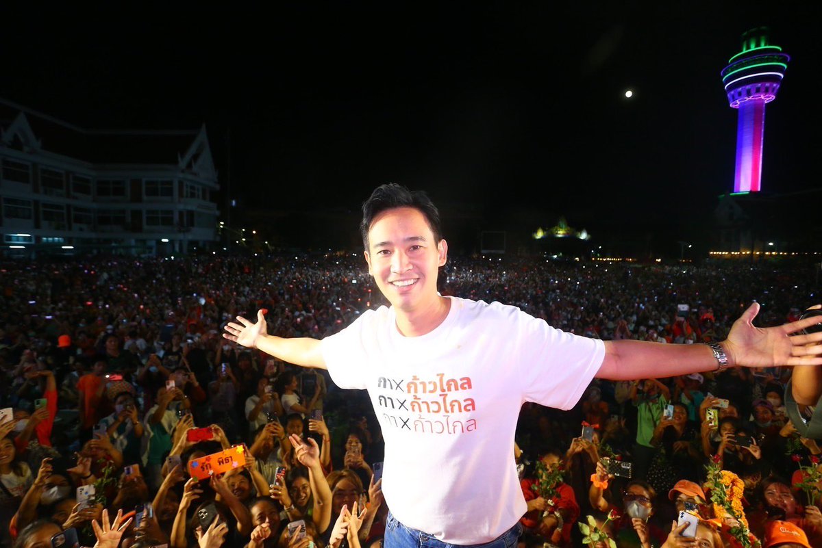 MFPThai's tweet photo. ขออภัยคนสมุทรปราการ ปราการการเมืองเก่าของคุณแตกแล้ว คลื่นสีส้มแห่งความหวังกำลังจะมา พร้อมเปลี่ยนสมุทรปราการยกจังหวัด เปลี่ยนการเมืองแบบเก่า ให้กลายเป็นการเมืองแห่งความหวังและความเปลี่ยนแปลง

ไม่ใช่แค่สมุทรปราการ แต่เรากำลังจะปักธงประชาธิปไตยตลอดเส้นถนนบางนา-ตราด จากบางนา ไปยังสมุทรปราการ ไปยังฉะเชิงเทรา ไปยังชลบุรี ไป��ึงระยอง ไปถึงจันทบุรี ไปจรดตราด ถนนสุขุมวิทย์ทั้งเส้นต้องมี ส.ส.พรรคก้าวไกล

วางความกลัวไว้ข้างหลัง วางความหวังไว้ข้างหน้า จะกลัวหรือกล้าอยู่ที่ใจ กา X ก้าวไกลทั้ง 2 ใบ ให้ก้าวไกลทั้งแผ่นดิน

#พรรคก้าวไกลเบอร์31