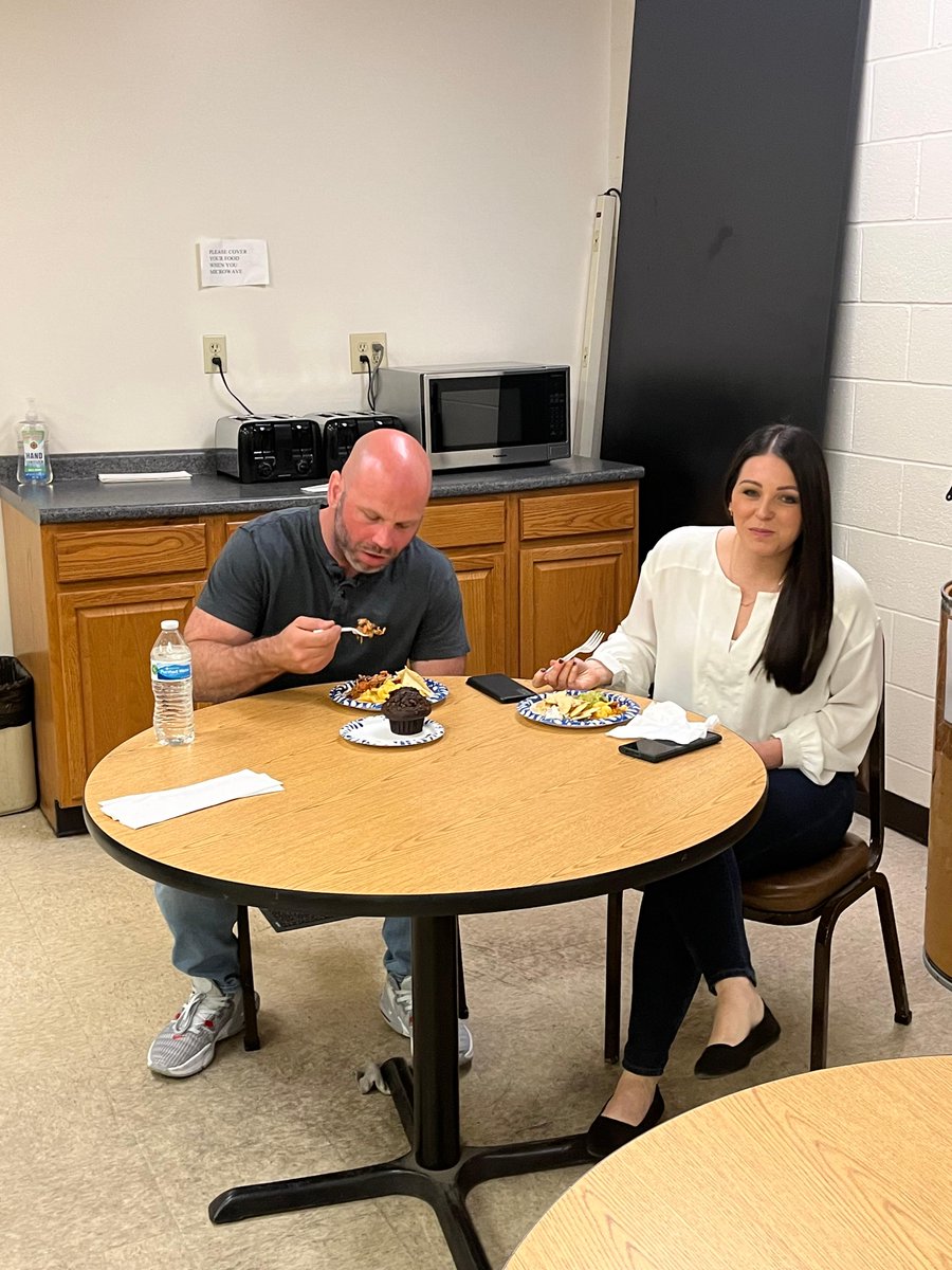 PDiTV's tweet photo. Happy Cinco de Mayo! ๐ฅ๐ฎ
Today, we spiced up the workday with a festive lunch carry-in and indulged in some delicious Mexican food!๐ถ๏ธ Our taste buds are doing the salsa! ๐
#CincodeMayo #mexicanfood #officelunch #fiestattime #PDifference https://t.co/VjjrEzDi6a
