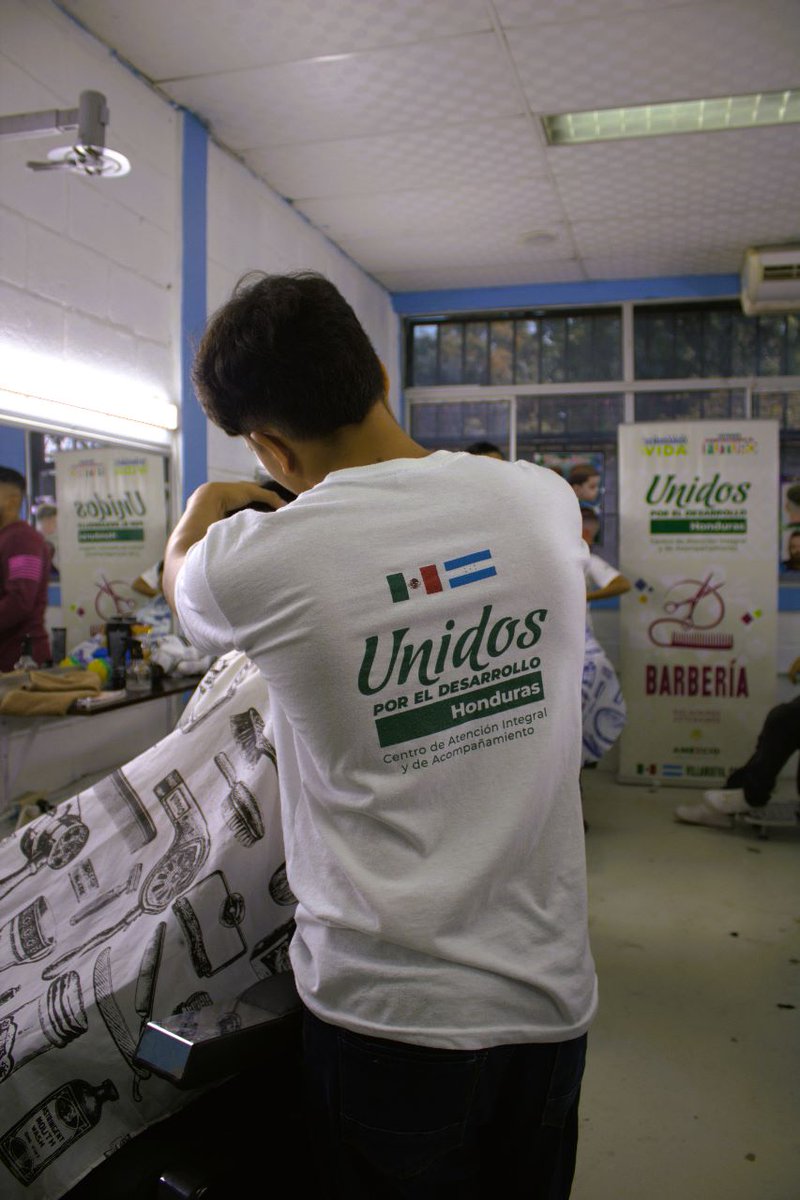 SvJcfHonduras's tweet photo. Beneficiarias y beneficiarios de los proyectos #JóvenesConstruyendoElFfuturo y #SembrandoVida del municipio de #Villanueva, continúan con procesos de formación académica y emprendimiento en los talleres de #Ingles👩🏻‍🏫 y #Barberia💈 Proyecto #UnidosPorElDesarrollo.🇲🇽🫱🏻‍🫲🏼🇭🇳 https://t.co/H40Vlq3CL1