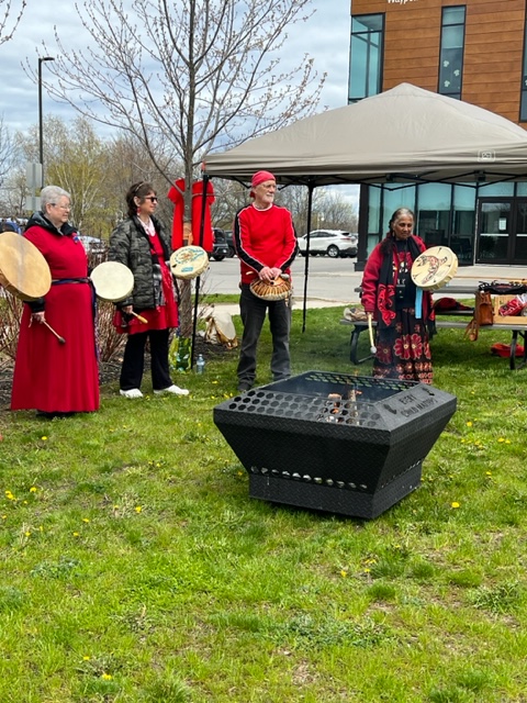 CHIGAMIK's tweet photo. Today, we honour the missing and murdered Indigenous women, girls, and two-spirit people in Canada. Join us in wearing a red dress or shirt today to raise awareness about the violence and systemic injustices that Indigenous women and girls continue to face. #RedDressDay #MMIWG2S https://t.co/IvppznO1Mv