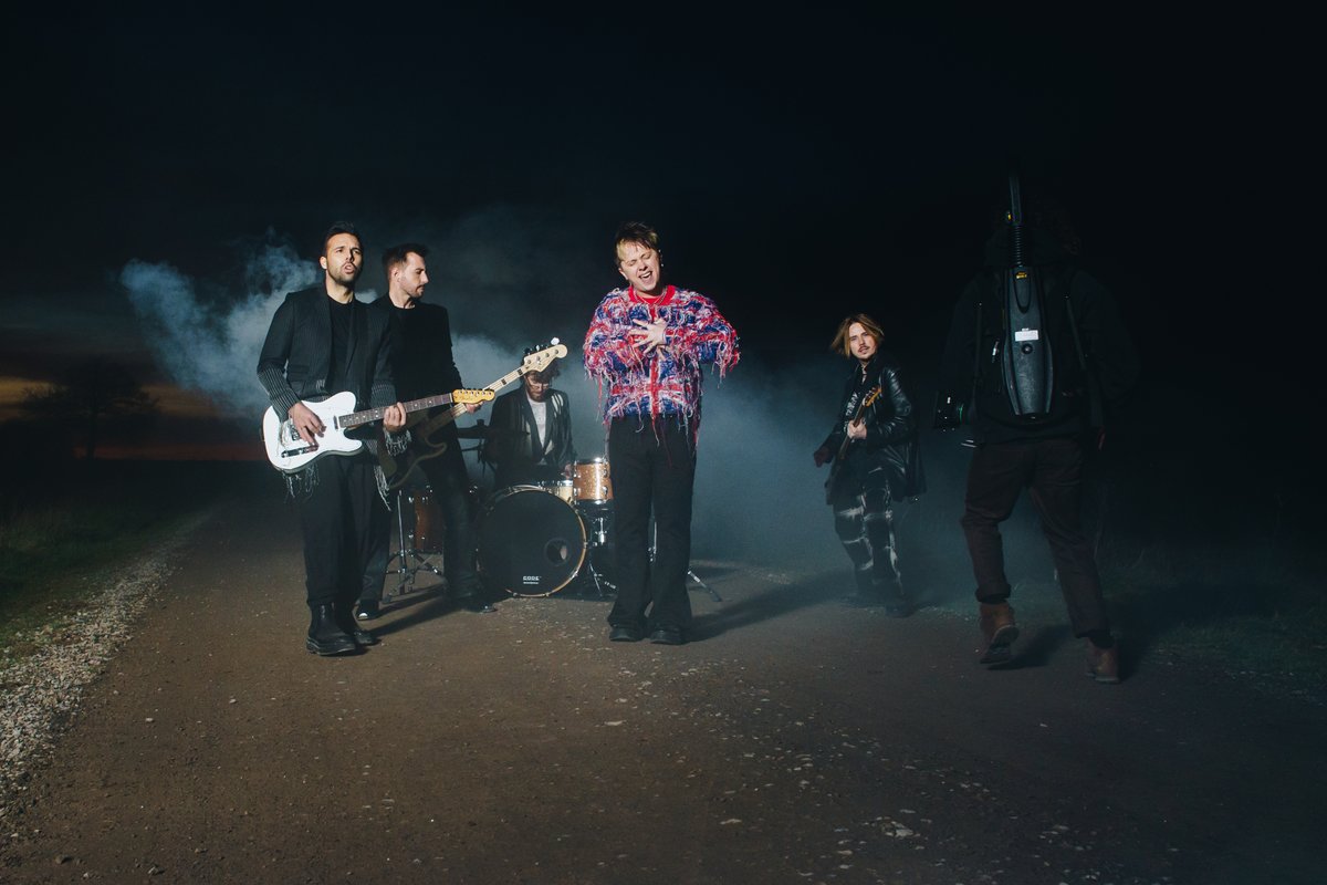 NBThieves's tweet photo. :: I've been thinking, babe maybe you're right.
'Overcome' out 10th May.
https://t.co/6fkgTu2UDm :: https://t.co/GqDNpjKMlZ