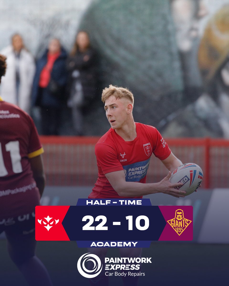 The junior Robins lead at the break after a physical first half!

🤝 <a href="/paintworkexpres/">Paintwork Express</a> 🚗

#UpTheRobins 🔴⚪️