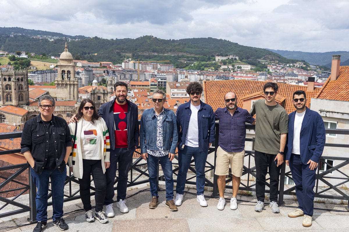 Portocabo's tweet image. Así foi a presentación esta maña da rodaxe de +Cuñados en Ourense. 📸 

Estivemos acompañados de equipo técnico e artístico e dos socios colaboradores.🗣️

#MáisCuñados - @rtve - @TVGalicia -@MovistarPlus - @CulturaXunta - #AGADIC - @DeputacionOU -@CRDO_Ribeiro - @estrellagalicia