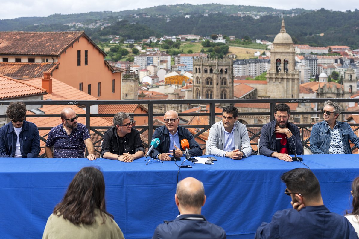 Portocabo's tweet image. Así foi a presentación esta maña da rodaxe de +Cuñados en Ourense. 📸 

Estivemos acompañados de equipo técnico e artístico e dos socios colaboradores.🗣️

#MáisCuñados - @rtve - @TVGalicia -@MovistarPlus - @CulturaXunta - #AGADIC - @DeputacionOU -@CRDO_Ribeiro - @estrellagalicia