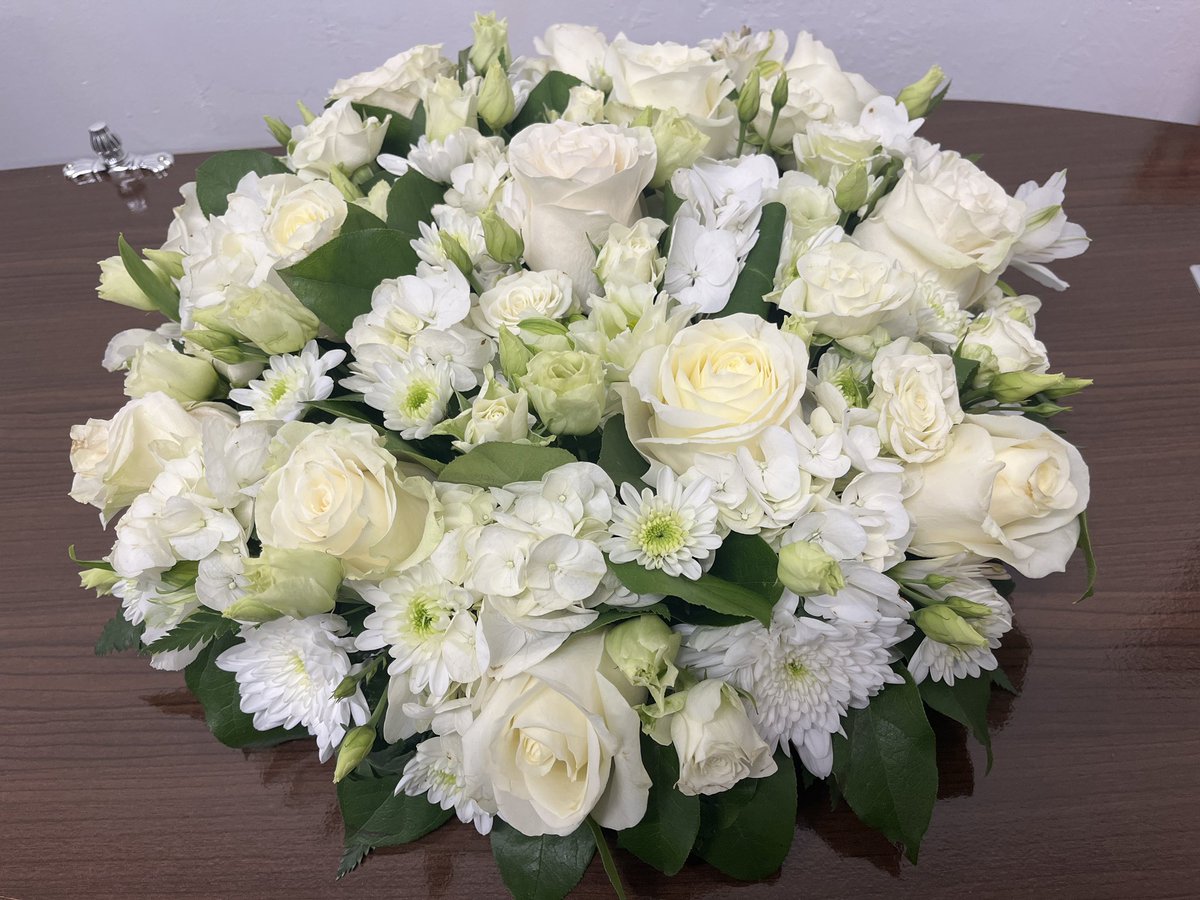 A lovely White posy from our friends at Bluebells Florist and Gifts, Droitwich for our service today🎩 #droitwich #droitwichspa #worcestershire #funeralflowers #FuneralDirector