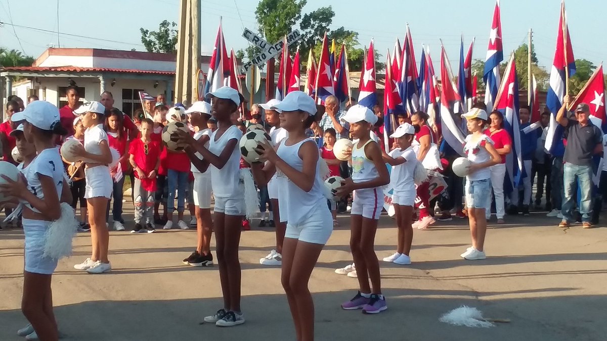 En el municipio #LosPalacios #PinardelRío también se llenaron  las calles en el desfile por el 1ro de mayo, un pueblo lleno de alegria y colorido .
#1deMayo 
#ALaPatriaManosYCorazón 
<a href="/AliuskaCarballo/">Aliuska Pérez Carballo</a> <a href="/CMontiller/">Osvaldo C. Vento Montiller</a> <a href="/DaniellysSanch6/">Daniellys Sanchez</a> <a href="/DayuniaC/">Dayunia Castillo</a> <a href="/YamileRamosCord/">Yamilé Ramos Cordero</a>
