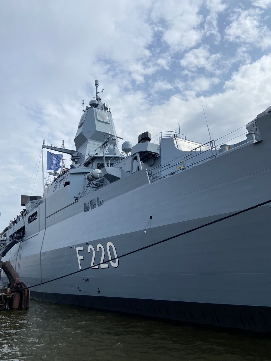 kkmmnnee's tweet photo. 本当に何も知らずにきたハンブルクで、大和や利根と言った日本軍艦のデッカい精巧な模型にであったり、たまたま重なったお祭りで現職ドイツ海軍艦の一般公開見れたり、4年前に今治で会ったコンテナ船に再開したり、ライブ感高いドイツ旅でした
明日で帰るのが惜しい…！
また来た…ます！
#GermanyWeek https://t.co/tEsxPM4bgd