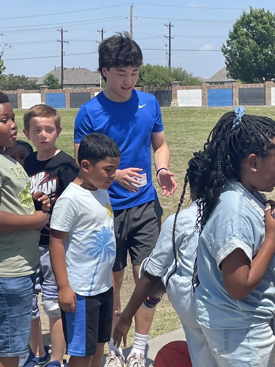 Bethanncarp01's tweet photo. Nathan Kim, a former student of CRE heard that a second grader loved basketball and wanted to learn a jump shot. He brought his friend from Trinity Christian and they hung out and instructed second grade students. β My class saidβ I want to be like him! β #LISDOne #CRELeads https://t.co/jxsmh0mafo