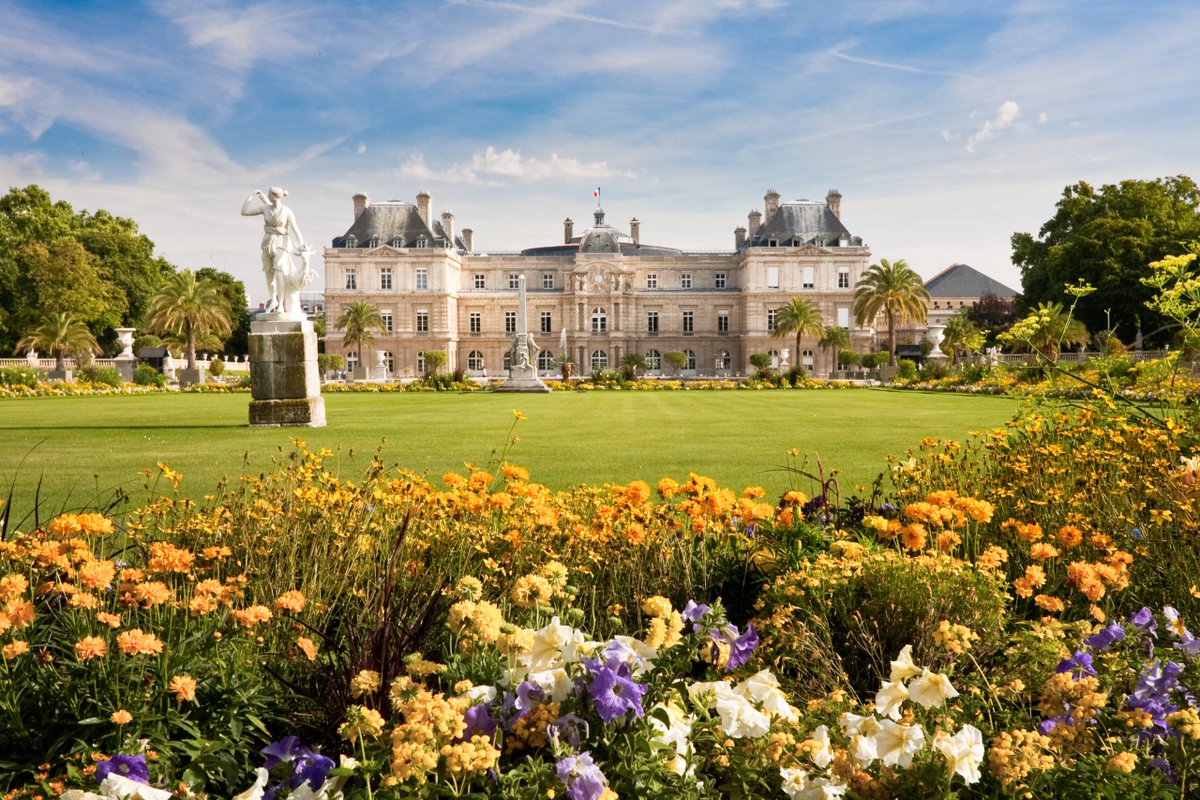 parisinsiderapp's tweet photo. Did you know that Paris has over 450 parks and gardens? Take a break and relax in one of these hidden oases. 🌳🌷Can you identify the park captured in this picture? #Spring  #traveltips #FridayVibes #travelphotography https://t.co/bsZv1SkeAe