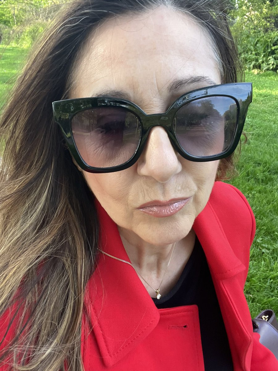 Magnoli23215778's tweet image. Not quite a Royal walk about but heading into town for end o week drinks.  Love ya #FridayFeeling , #Corinationchicken , #Royalweekend 💜❤️💜