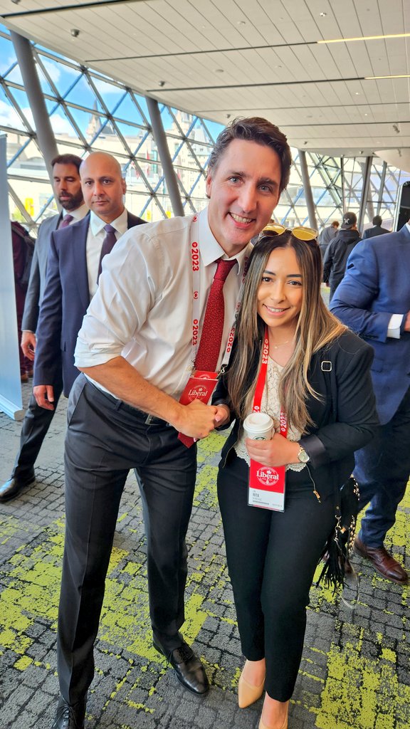 First, let me take a #selfie with Prime Minister <a href="/JustinTrudeau/">Justin Trudeau</a> 📸🍁
#Lib2023 #LPC #PLC